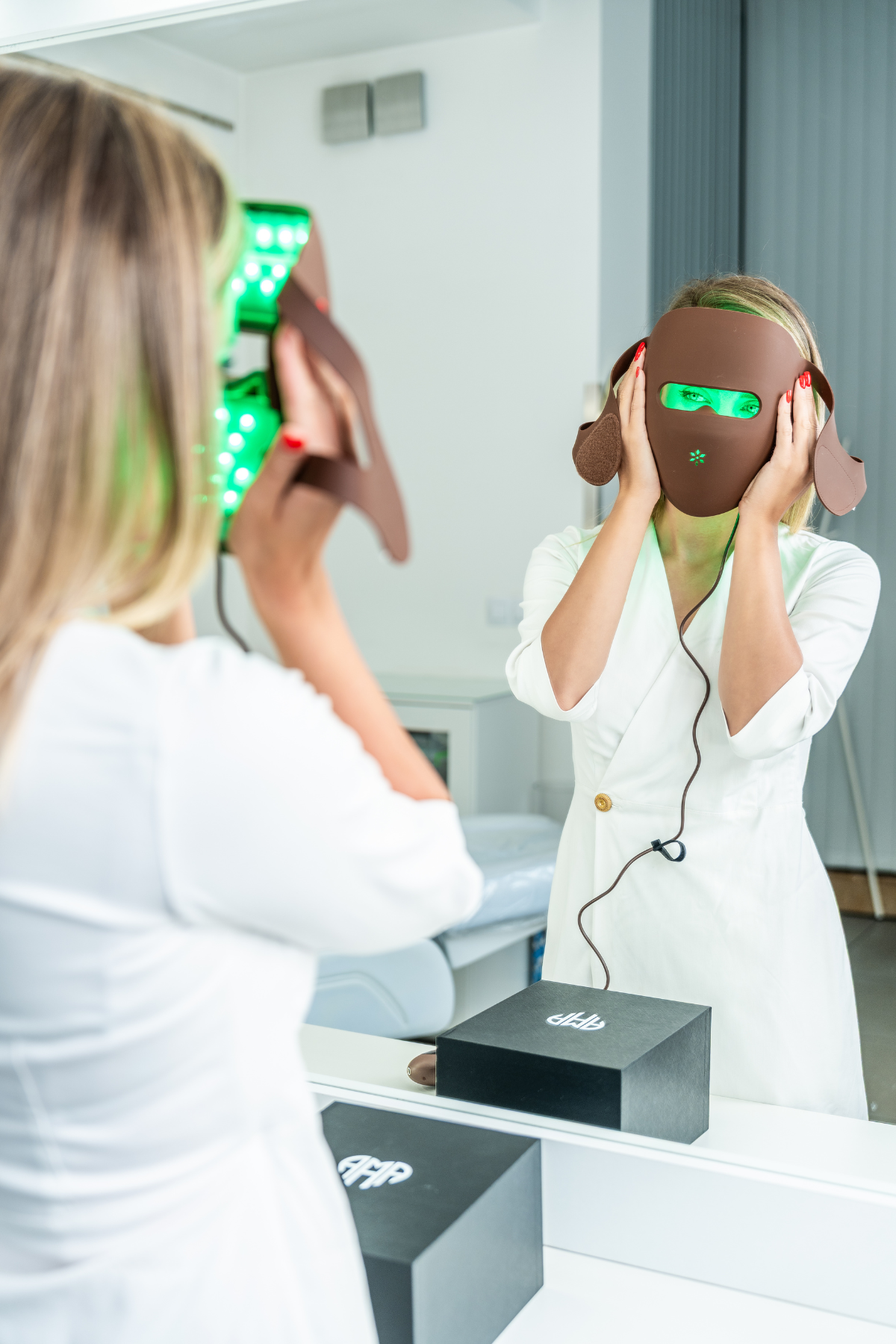 Mască facială cu LED 4D – Tehnologie pentru transformare vizibilă